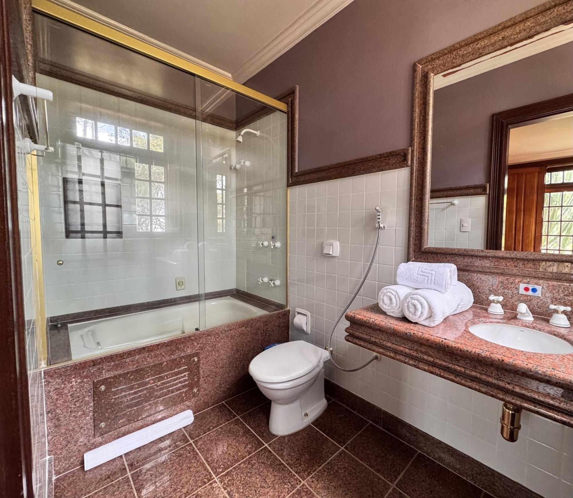Aroso Paco Hotel بيدرا أزول المظهر الخارجي الصورة A bathroom in a hotel